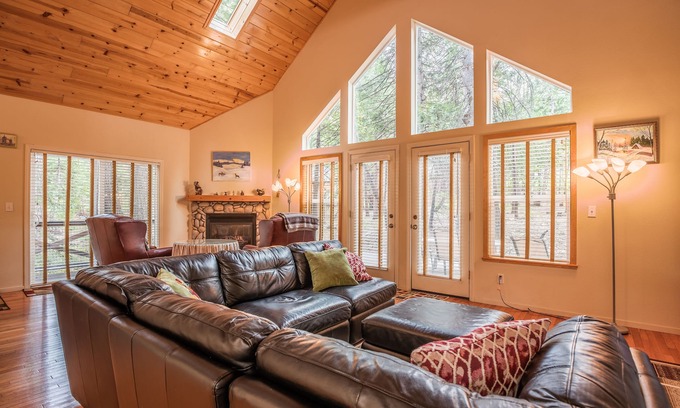 Dorrington Cabin | Squirrel's Nest-Stunning Chalet w/Summer Pool Access!