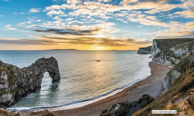 Whitchurch Canonicorum Cottage | Squirrels Drey - sleeps 5 - Under Thatched Roof with Indoor Pool, Sauna, Spa Access & Alpacas