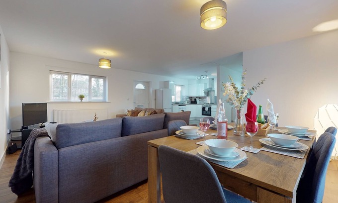 Peterborough Apartment | SRK- Brand New Luxury Private Green View Apartment