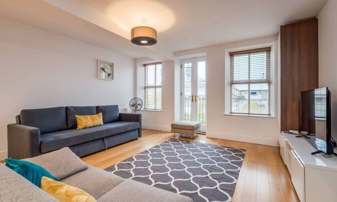 Cathedral Quarter Apartment | St Ann's Apt Modern 1-Bed Apartment in Belfast’s Cathedral Quarter – Sleeps 4