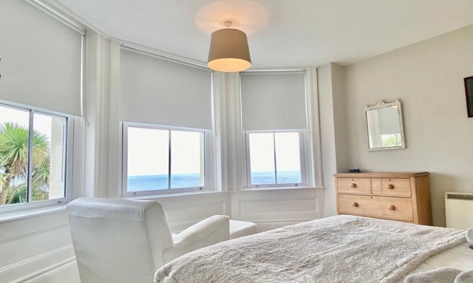 Ventnor Apartment | St Catherine's Lookout is in the peaceful village of Niton on the Isle of Wight with stunning views