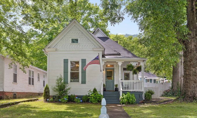 St. Elmo Improvement League House | St. Elmo Twin Oaks | 2 Miles to Tourist Fun!