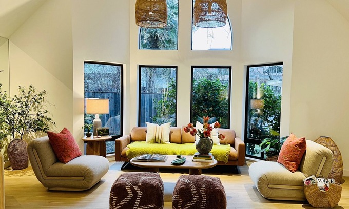 St. Helena House | St. Helena luxury and chic townhouse, sunny, private and best walking location.