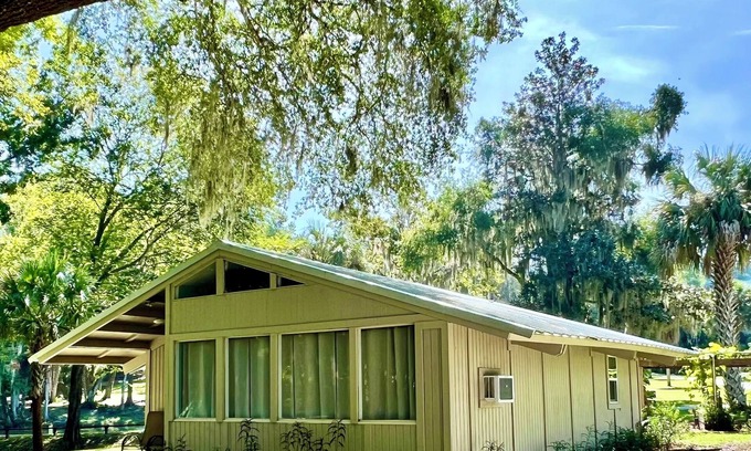 Satsuma Cabin | St. Johns River Cabin (Pet Friendly)