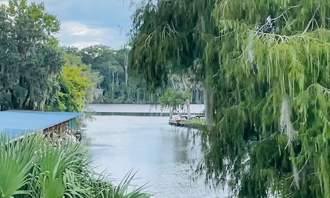 Satsuma House | St. Johns River Community Home with Dock Access