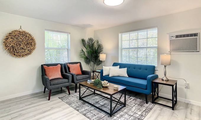 Historic Uptown Apartment | St Pete Charm! 2bd/1ba walk downtown Sunny 2nd Flr