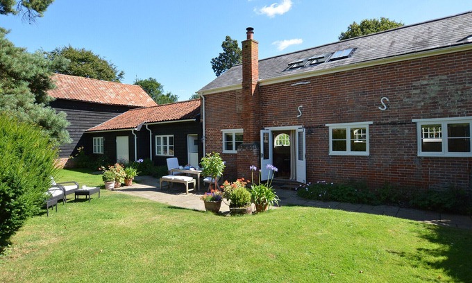 Saxmundham Cottage | STABLE COTTAGE AT THE GROVE, GREAT GLEMHAM, with pool in Framlingham