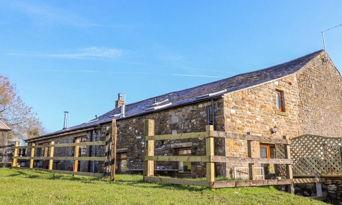 Clitheroe Cottage | STABLE VIEW COTTAGE, pet friendly, with hot tub in Bolton-By-Bowland