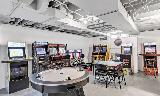Green Bay House | [Stadium 1.3 Miles] 5 Bedrms 2 Full Baths [RETRO ARCADE GAME CAVE] 2 KINGs