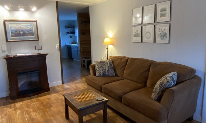 Dongola Apartment | Standalone Carriage House, 2 BR, 4 Guests, less than one mile from I-57