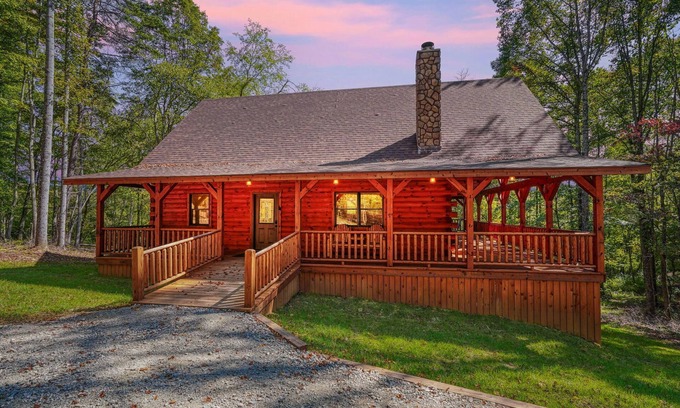 Logan Cabin | Star Ridge - Pet Friendly - 3BR/2BA Walk to Old Man's Cave