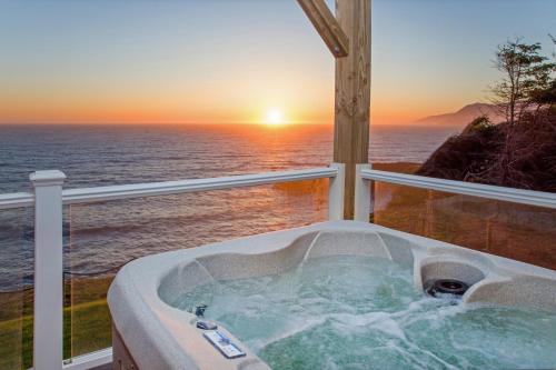 Shelter Cove Apartment | Starfish by OceanviewHotTubs Oceanfront Tesla chrging Shelter Cove Oceanfront