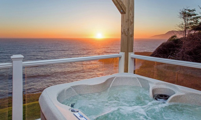 Shelter Cove Condo | Starfish by OceanviewHotTubs Oceanfront Tesla charging Shelter Cove