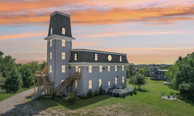 Fort Atkinson Villa | Starlight Tower Suite 1 Bedroom With Stunning Views 1 Villa by RedAwning