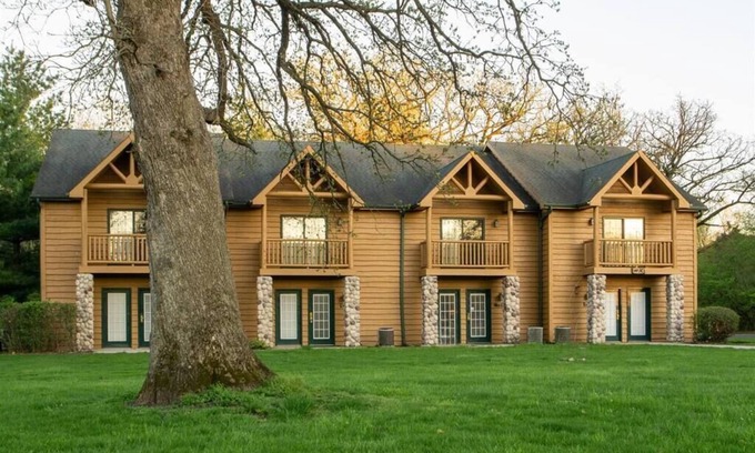 Oglesby Cabin | Starved Rock - 2BR 2BA rustic cabin