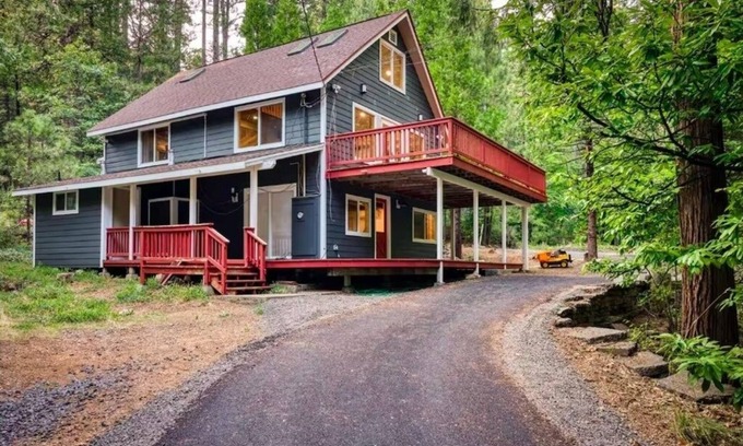 Glencoe Cabin | Stay at 4K – Modern Forest Cabin w/Deck, Firepit & EV Charging in Arnold.