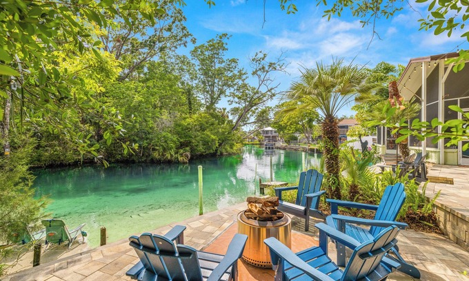 Weeki Wachee Gardens House | Stay directly on crystal clear waters of Weeki Wachee River with your own beach!
