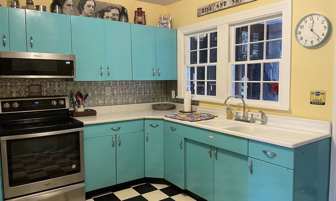 Bardstown Apartment | Stay downtown within walking distance of restaurants, shopping, and breweries!