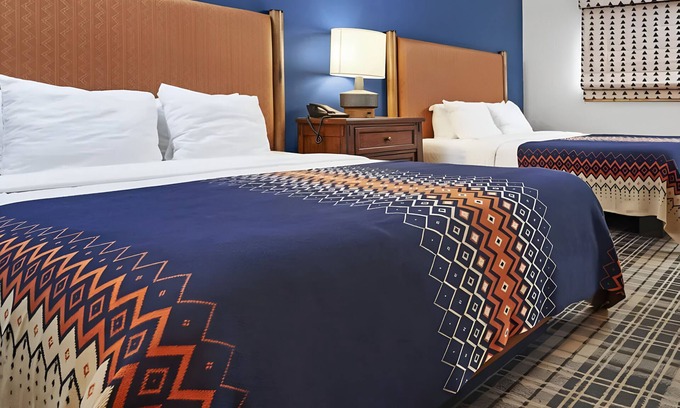 Mammoth Lakes Hotel | Stay in Alpine Room with Free Shuttle Near Mammoth Mountain and Trailheads