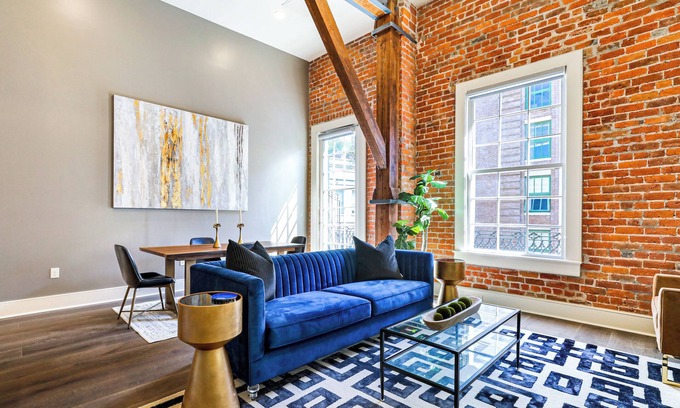 Central Business District Condo | 🎺 💙Stay like a LOCAL! HISTORIC CHARM+MODERN LUXURY+BALCONY IN DOWNTOWN NOLA WALK EVERYWHERE