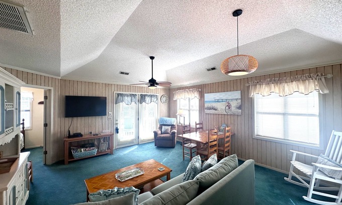 The Dunes House | Stay minutes from Barefoot Landing! Golf & Shopping!