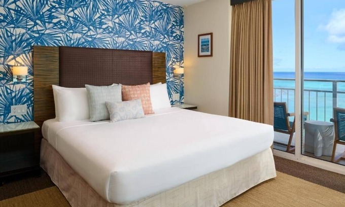 Diamond Head - Kapahulu - St. Louis Hotel | Stay on the Beach | Direct Ocean Access | Walk to Local Favorites