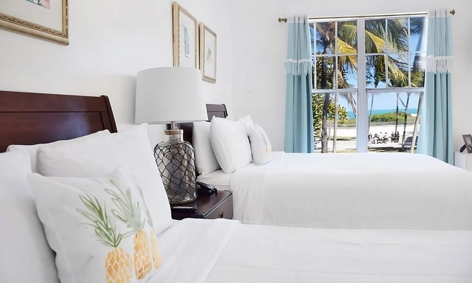 Flamingo/Lummus Hotel | Stay Right On Ocean Drive! 2 Great Units Just A Few Minutes From the Beach!