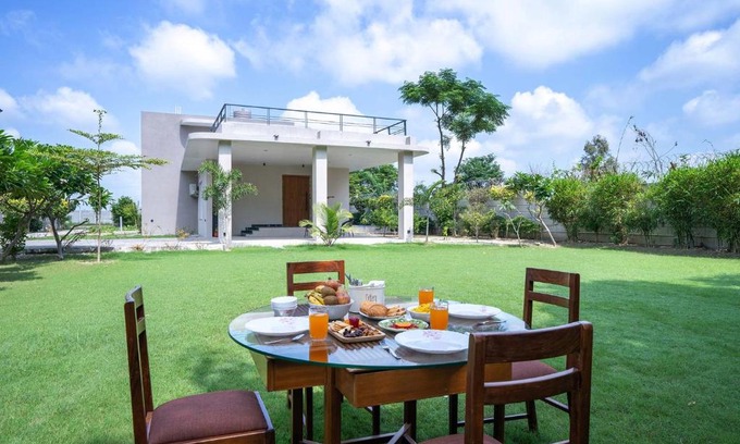 Hasanganj Villa | StayVista at Sukoon with Bonfire