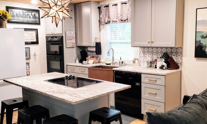 Gallant Cottage | Steele Magnolia -Newly renovated charming cottage