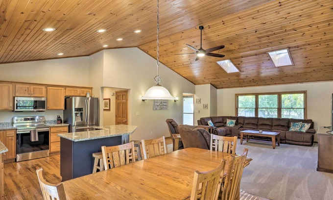 Colgate House | Step-Free Pewaukee Home < 1 Mi from Lakes!