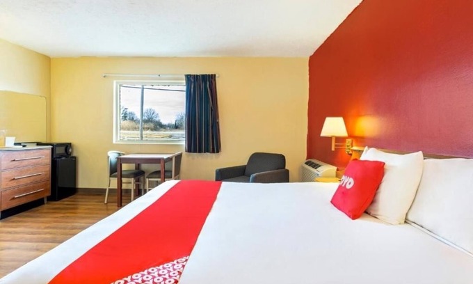 North Lima Hotel | Step into Loghurst History with Private Stay and Free Parking