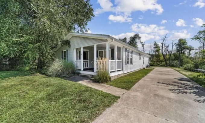 Sister Lakes Cottage | Steps away from Magician lake