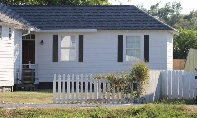 Pass Christian Cottage | Steps from the Sand! Walk to Park/TennisCourts/SplashPad/Restaurants/Marina.