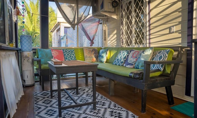 Antoneys Cay Apartment | Steps to beach in Half Moon Bay- West End STARLINK wifi