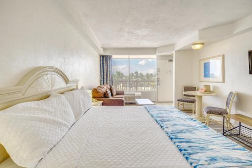 Ortona Park Apartment | Steps to Daytona Beach Sunny Studio