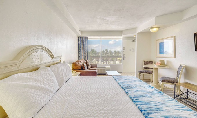 Ortona Park Apartment | Steps to Daytona Beach: Sunny Studio