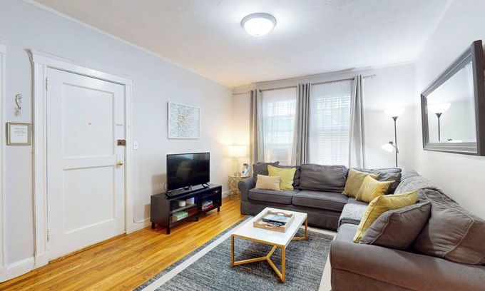 Brookline Apartment | Steps to Longwood Medical,MBTA,Boston,shopping,pkg