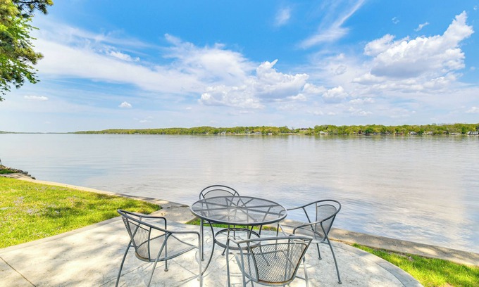 Scott County House | Steps to Mississippi River: Hot Tub Haven!