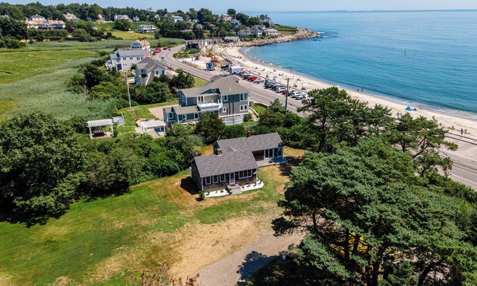 Byfield Cottage | Steps to North Hampton Beach: Cottage w/Deck!