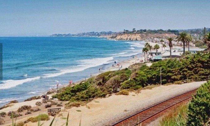 Del Mar Cottage | Steps to Sand, Surf and Turf in Del Mar Beach Colony. Ideal race season rental.