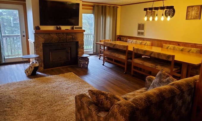 Snowshoe House | Steps to ski-Out Trail & Shuttle Access