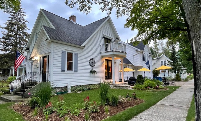 Frankfort House | Steps To The Beach & 2 Blocks To Downtown Frankfort - Sleeps 10-11