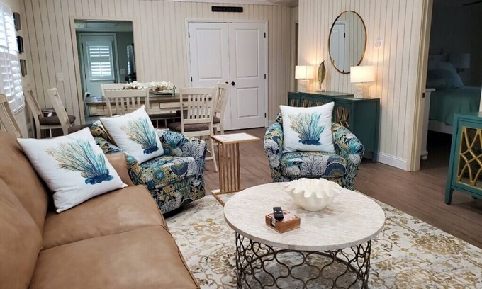 Myrtle Beach Cottage | Steps to the BEACH! Ocean Annie's 2 Kings