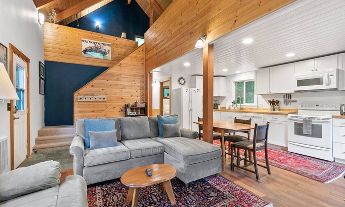 Skykomish Cabin | Stevens Pass Basecamp- minutes to skiing!