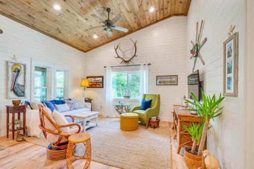 Yankeetown House | Stilt-Style Cottage Less Than 1 Mi to Downtown Yankeetown!