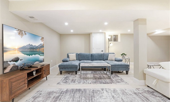 Skokie House | Stokes Stay: 4 BR-2.5BA Modern house in wonderful Skokie!