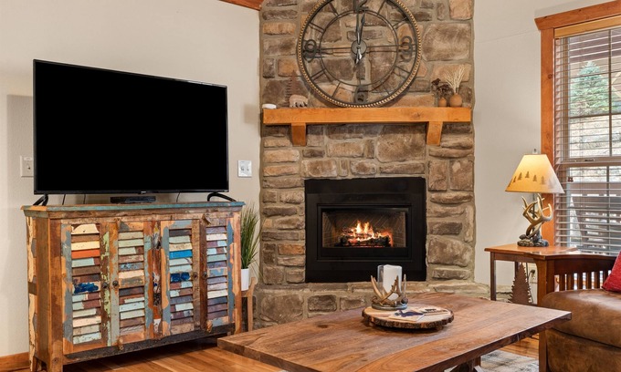 Branson West Cabin | Stonebridge Creekside Cabin for 8 fishing,golf,SDC