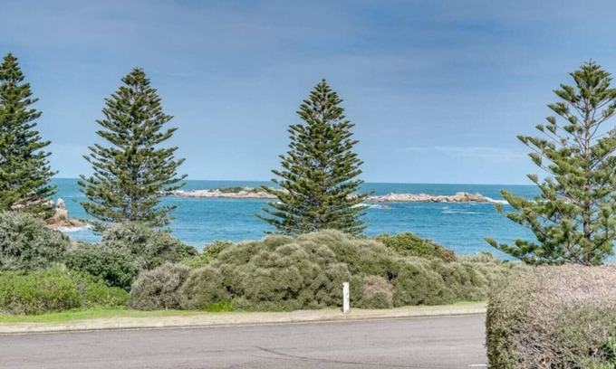Port Elliot House | Stoneferry- A Beachfront Beauty - Free Wifi