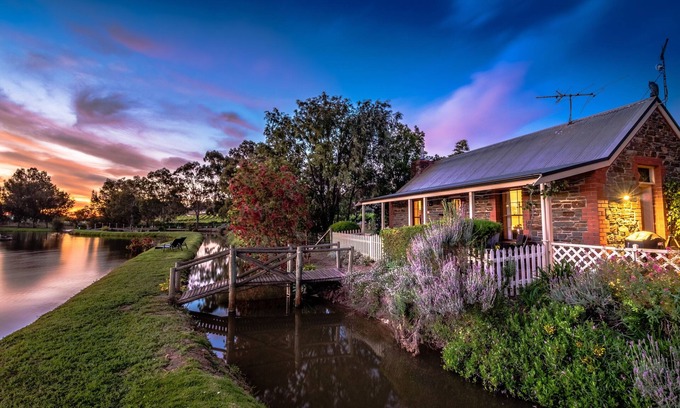 Stone Well Cottage | Stonewell Hideaway Cottage
