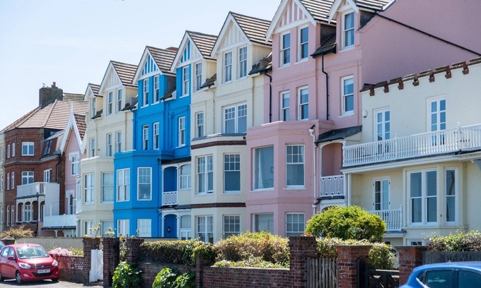 Aldeburgh Apartment | Stoney Beach - sleeps 12 guests in 5 bedrooms